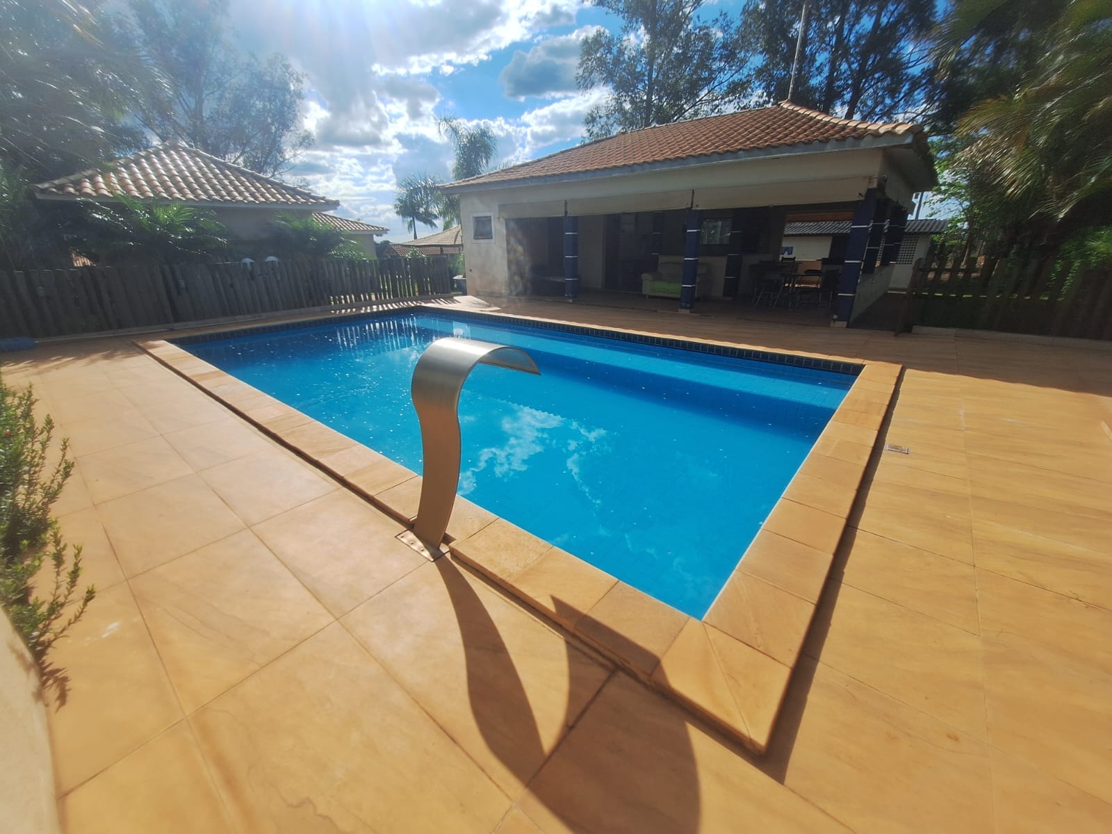 Piscina da Chácara da Lia com área gourmet ao fundo